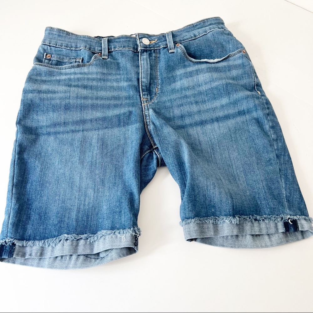 LEVI’s Signature mid rise 10” Bermuda shorts SIZE 12 raw‎ fringe hen EUC